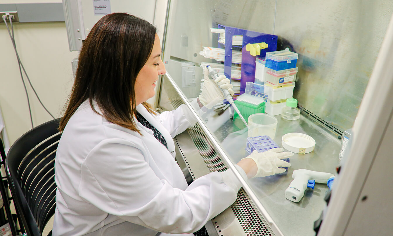 Jeniffer Hernandez in lab