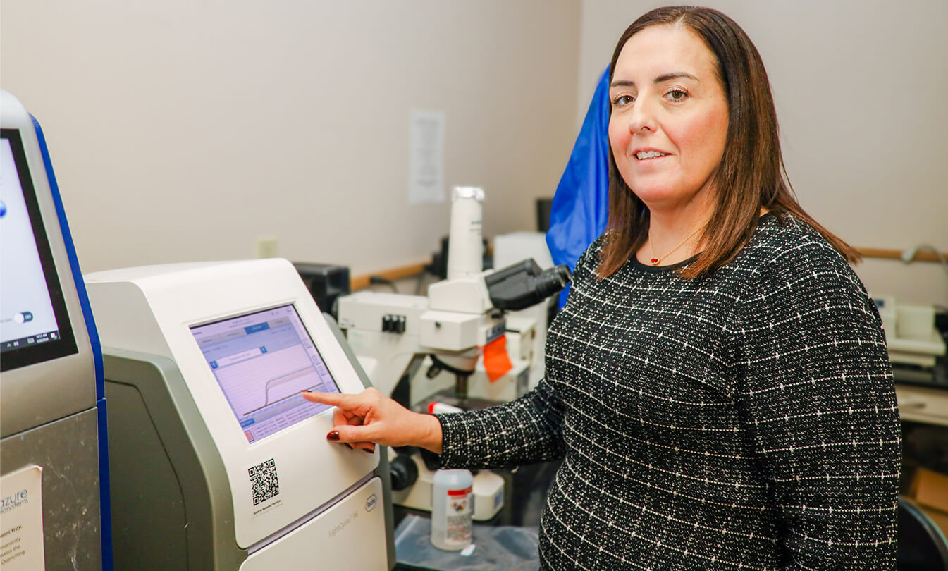 Jeniffer Hernandez in lab